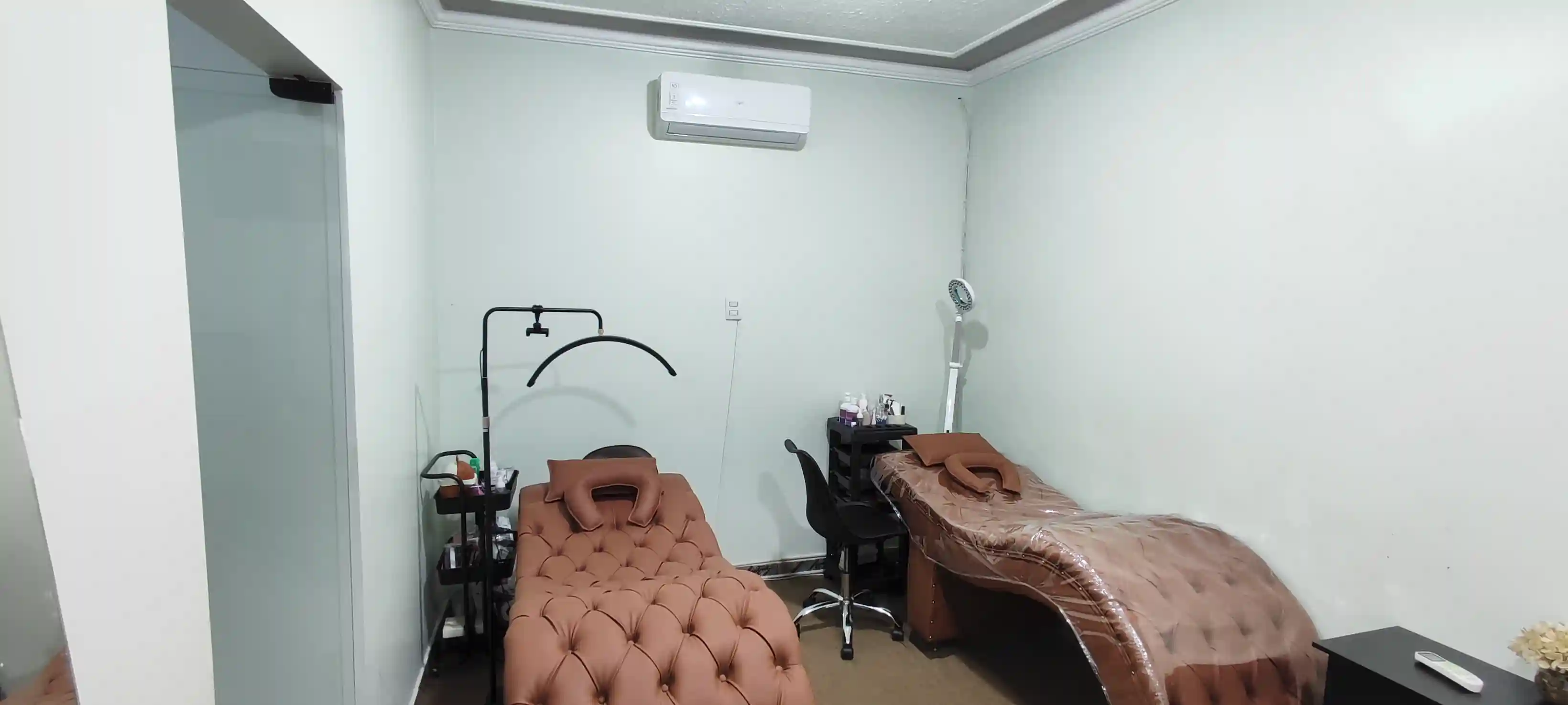 Design de sobrancelhas sendo realizado