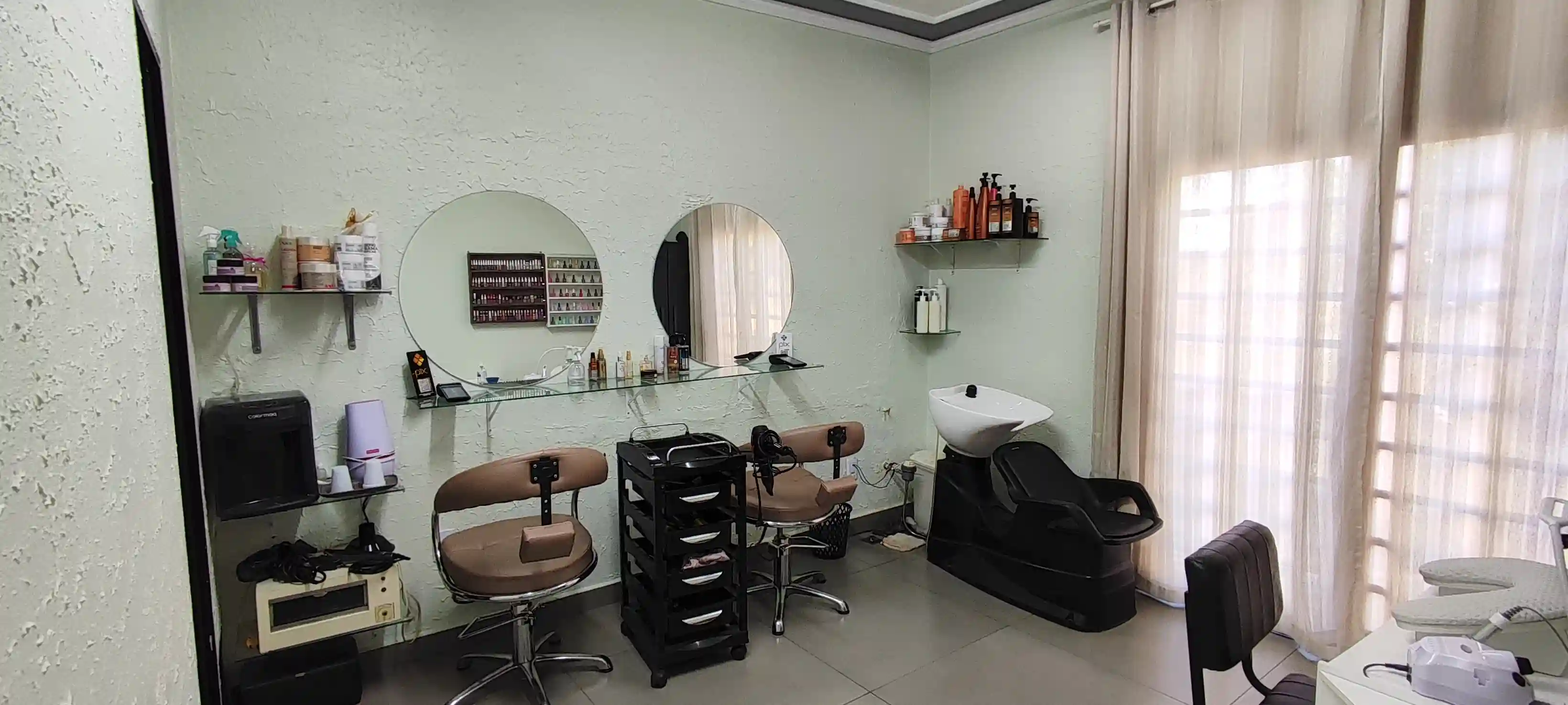 Interior elegante de salão de beleza premium